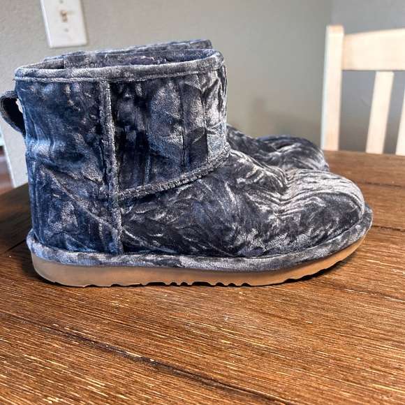 Ugg Classic Mini II in crushed velvet size 6 - Picture 3 of 11